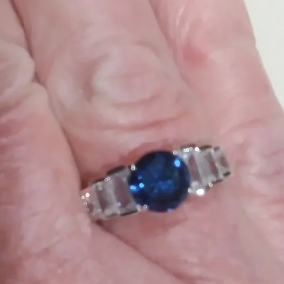 💎🎁 Beautiful Rhodium Plated Size 6 Saphire Color CZ Ring 😯 - Picture 5 of 7